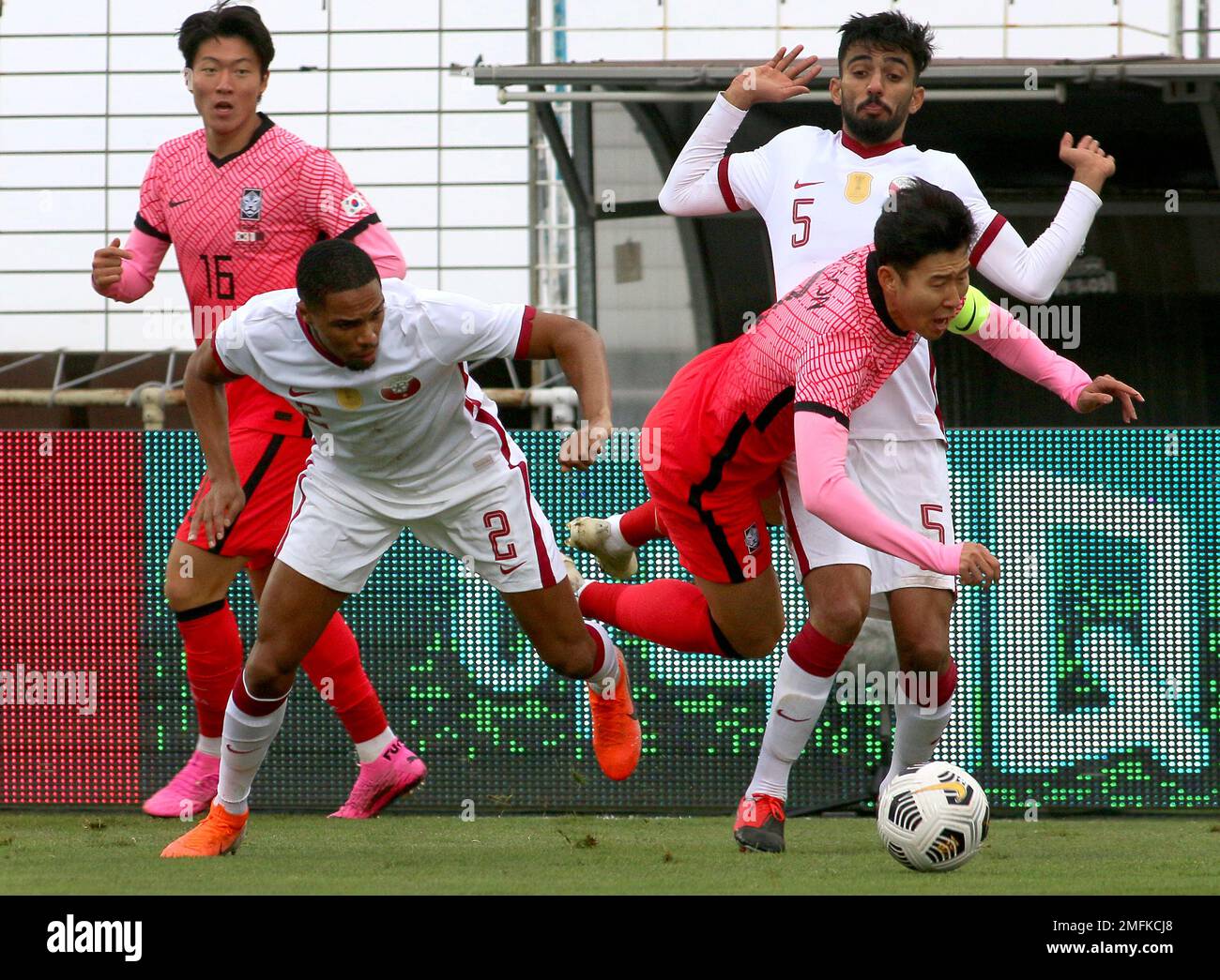 South Korea's Son Heungmin, front right, and Qatars Pedro Miguel Correia, front left, challenge for the ball during a friendly soccer match between South Korea and Qatar in Suedstadt near Vienna, Austria, Tuesday, Nov. 17, 2020. (AP Photo/Ronald Zak) Stockfoto
