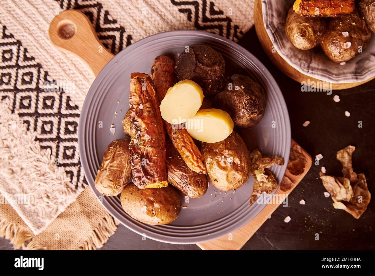 Ästhetik rustikales gegrilltes gebackenes Gemüse - Kartoffeln, Karotten, Rote Bete. Gesundes Essen. Vollnahrung, DASH, mediterrane Ernährung mit natürlichem Hintergrund Stockfoto