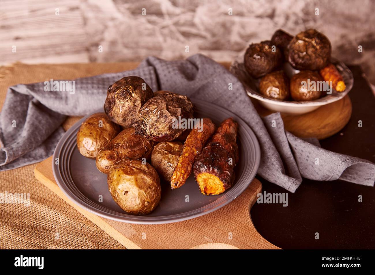 Gesundes gebackenes Gemüse - Karotten, Kartoffeln, Rote Bete, rustikaler Hintergrund. Vollnahrung, Dash-Diät. Stockfoto