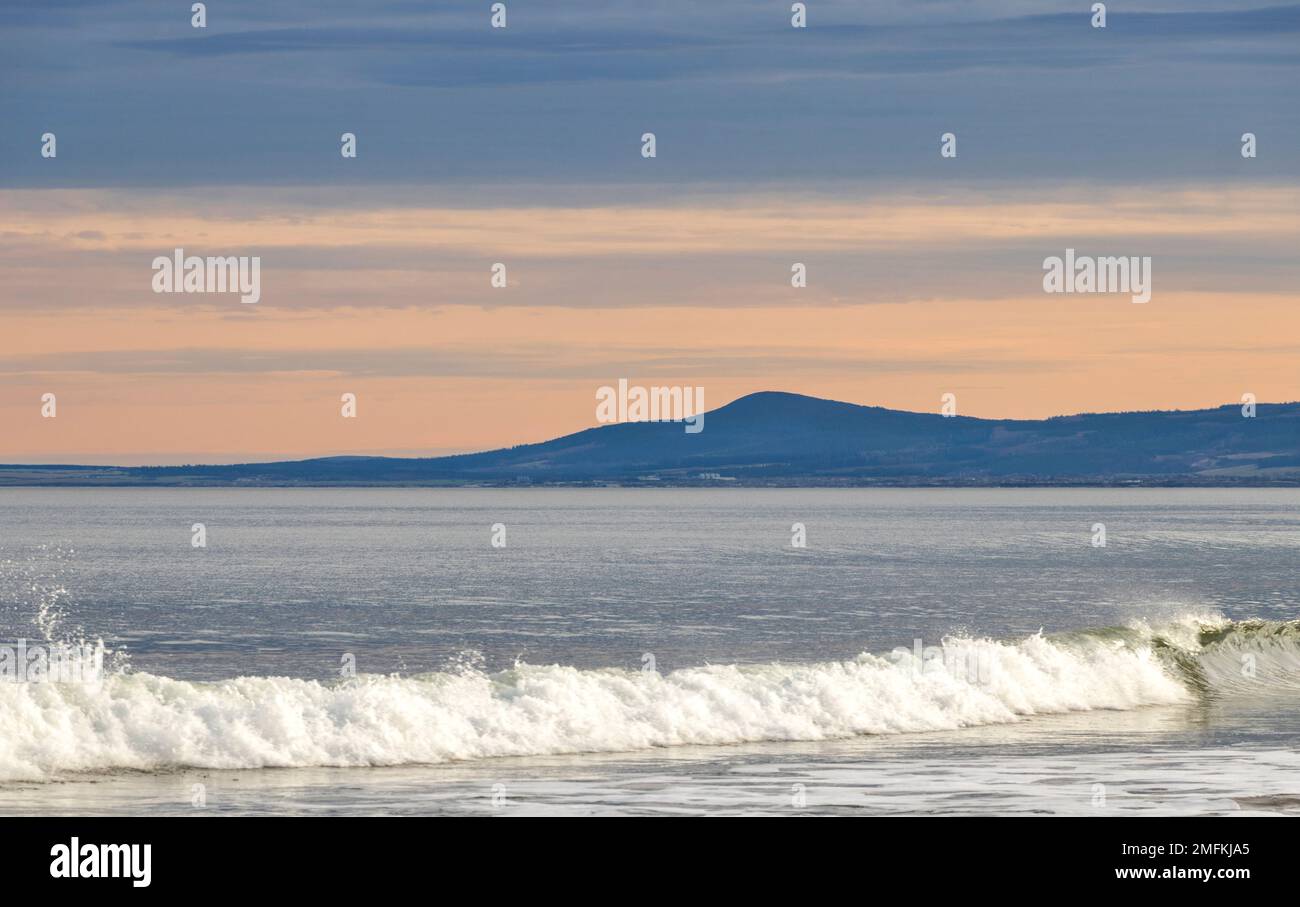 Lossiemouth Moray Scotland East Beach am frühen Morgen Himmel und weiße Brandung einer brechenden Welle Stockfoto