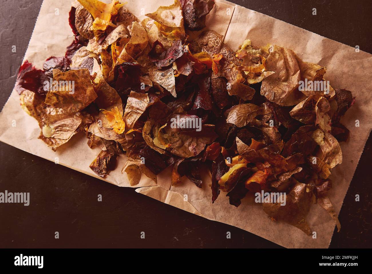 Das Gemüse schält sich in einer Schüssel. Gemüse putzen. Umweltproblem. Umweltfreundlich, nachhaltiger Lebensstil, keine Abfälle. Stockfoto