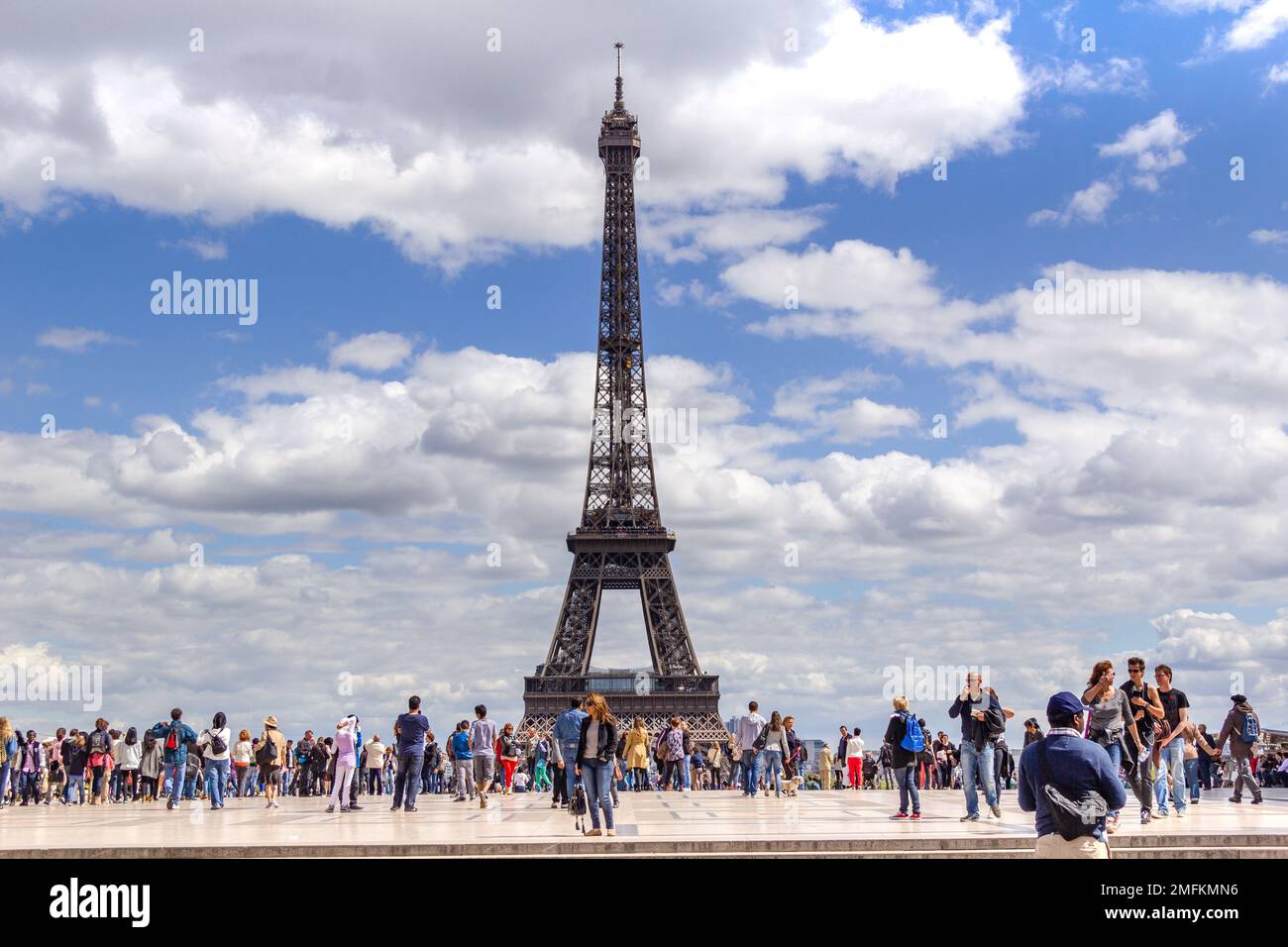 PARIS, FRANKREICH - 11. MAI 2013: Es ist der Trocadero-Platz mit zahlreichen unbekannten Touristen, mit einem herrlichen Blick auf den Eiffelturm. Stockfoto