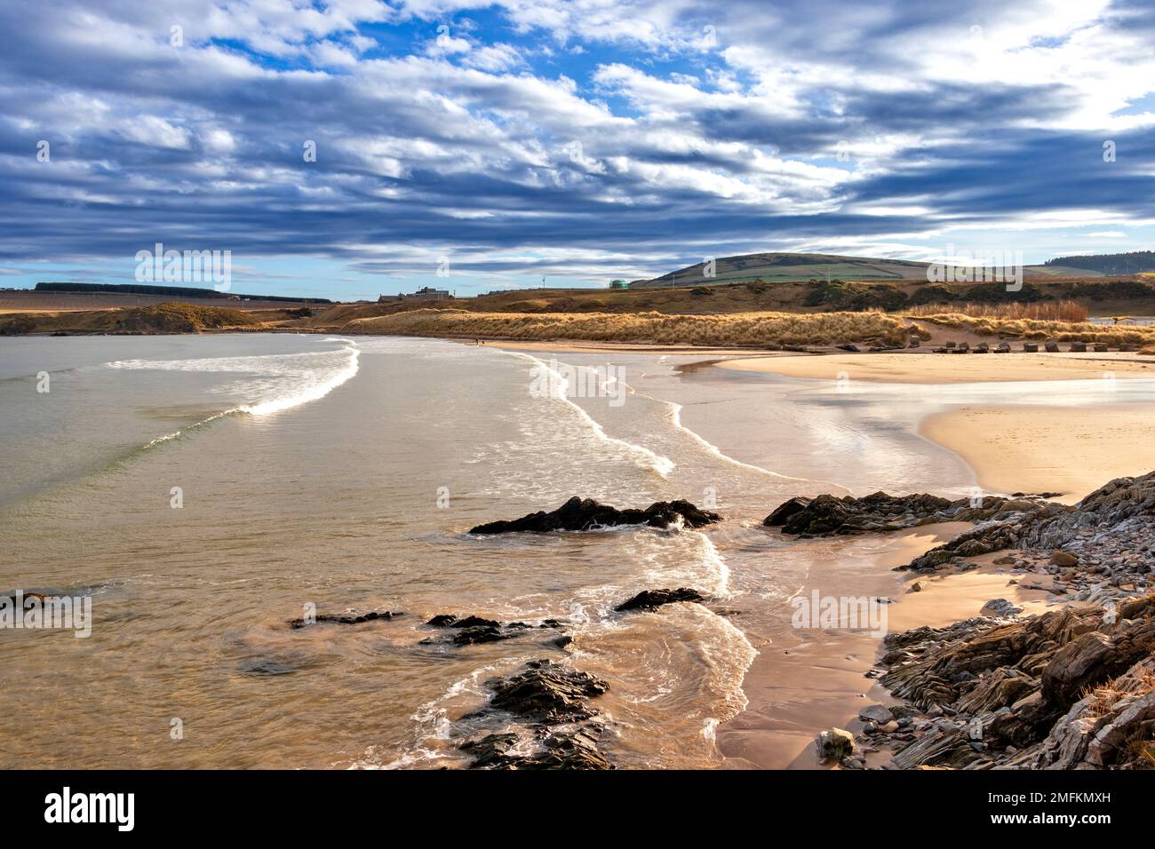 Sandend Aberdeenshire Schottland die Bucht das Meer mit brechenden Wellen, Felsen und Sandstrand Stockfoto