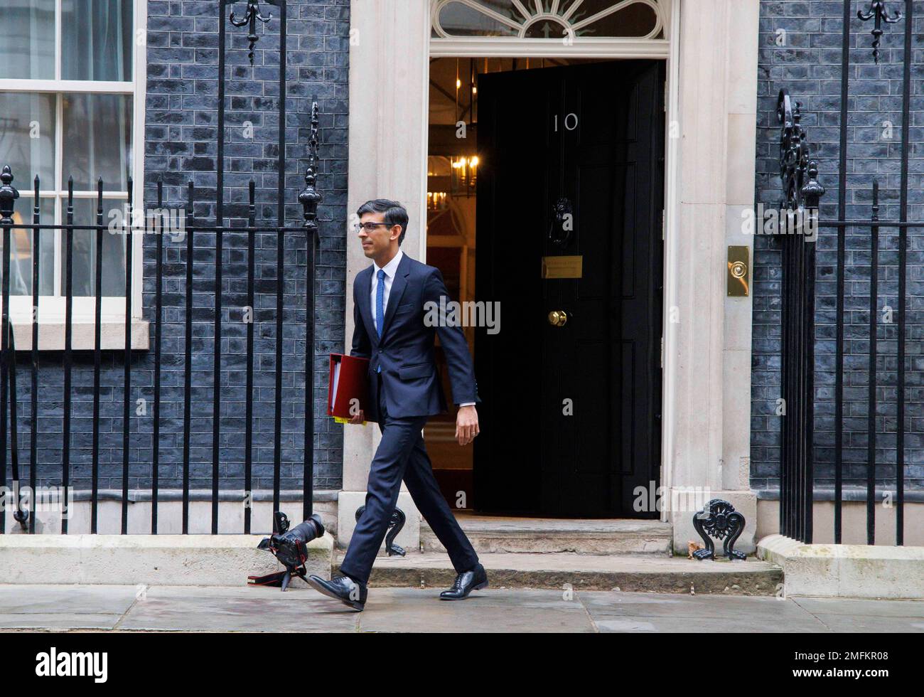 London, Großbritannien. 25. Januar 2023. Premierminister Rishi Sunak verlässt die Nummer 10, um Fragen des Premierministers an das Parlament zu richten. Er wird Sir Keir Starmer über den Versandkarton stellen und sich Fragen zu den Steuerangelegenheiten des Vorsitzenden der Konservativen Partei, Nadhim Zahawi, stellen. Kredit: Mark Thomas/Alamy Live News Stockfoto