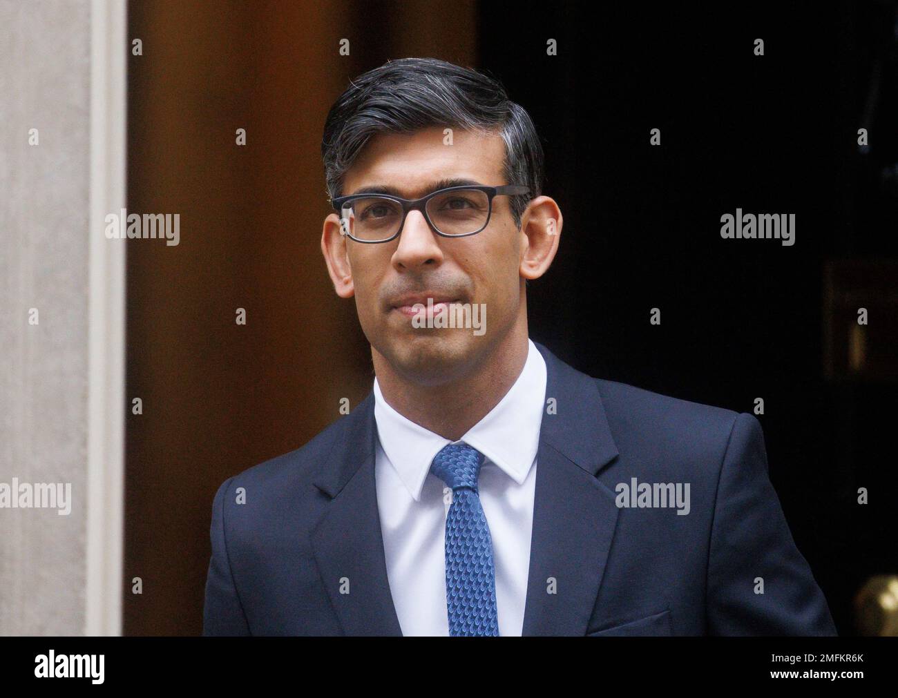 London, Großbritannien. 25. Januar 2023. Premierminister Rishi Sunak verlässt die Nummer 10, um Fragen des Premierministers an das Parlament zu richten. Er wird Sir Keir Starmer über den Versandkarton stellen und sich Fragen zu den Steuerangelegenheiten des Vorsitzenden der Konservativen Partei, Nadhim Zahawi, stellen. Kredit: Mark Thomas/Alamy Live News Stockfoto