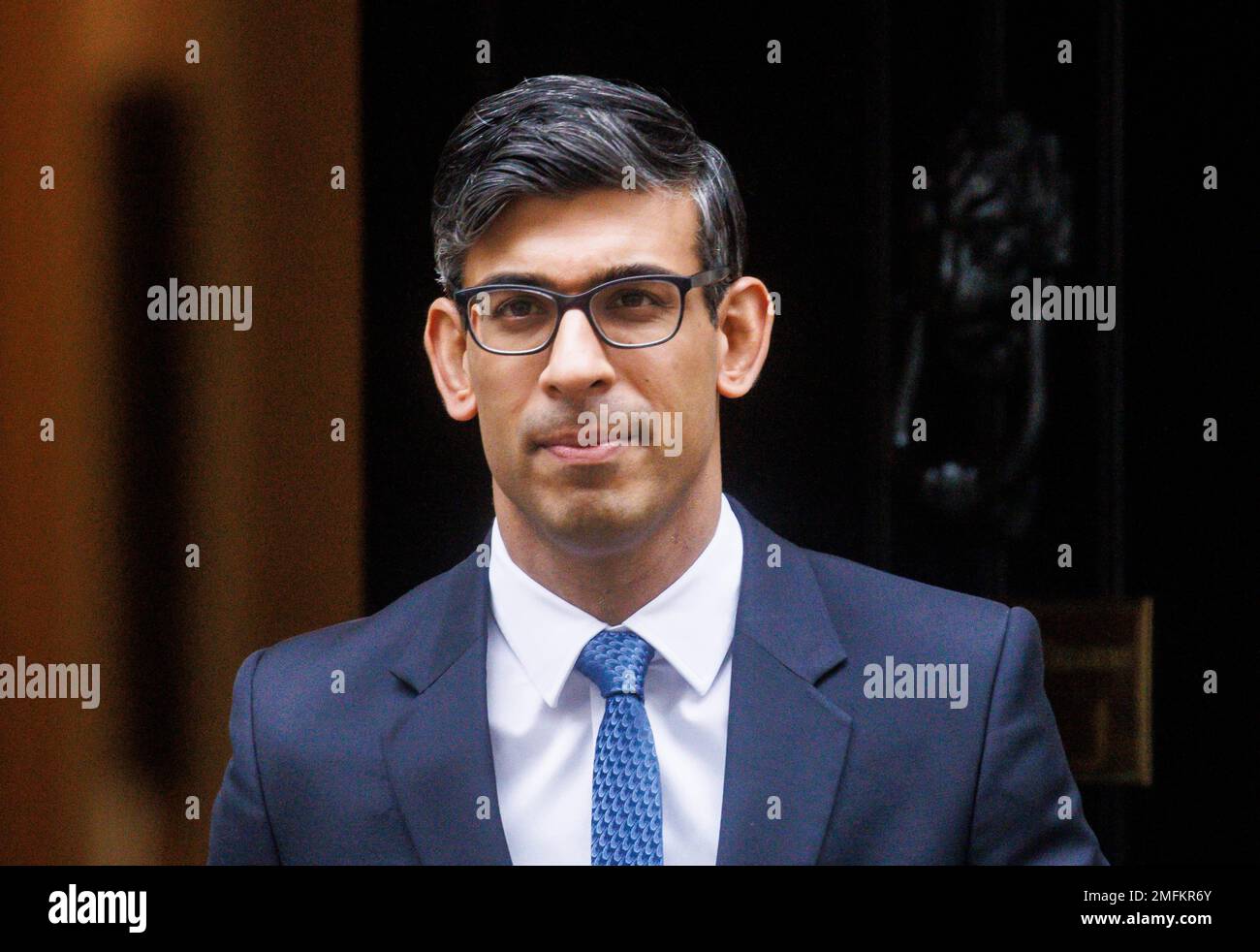 London, Großbritannien. 25. Januar 2023. Premierminister Rishi Sunak verlässt die Nummer 10, um Fragen des Premierministers an das Parlament zu richten. Er wird Sir Keir Starmer über den Versandkarton stellen und sich Fragen zu den Steuerangelegenheiten des Vorsitzenden der Konservativen Partei, Nadhim Zahawi, stellen. Kredit: Mark Thomas/Alamy Live News Stockfoto