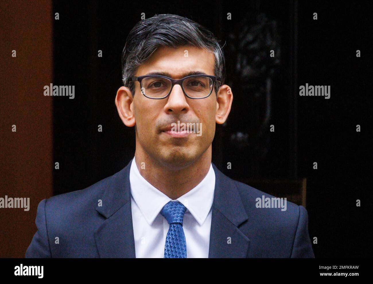 London, Großbritannien. 25. Januar 2023. Premierminister Rishi Sunak verlässt die Nummer 10, um Fragen des Premierministers an das Parlament zu richten. Er wird Sir Keir Starmer über den Versandkarton stellen und sich Fragen zu den Steuerangelegenheiten des Vorsitzenden der Konservativen Partei, Nadhim Zahawi, stellen. Kredit: Mark Thomas/Alamy Live News Stockfoto