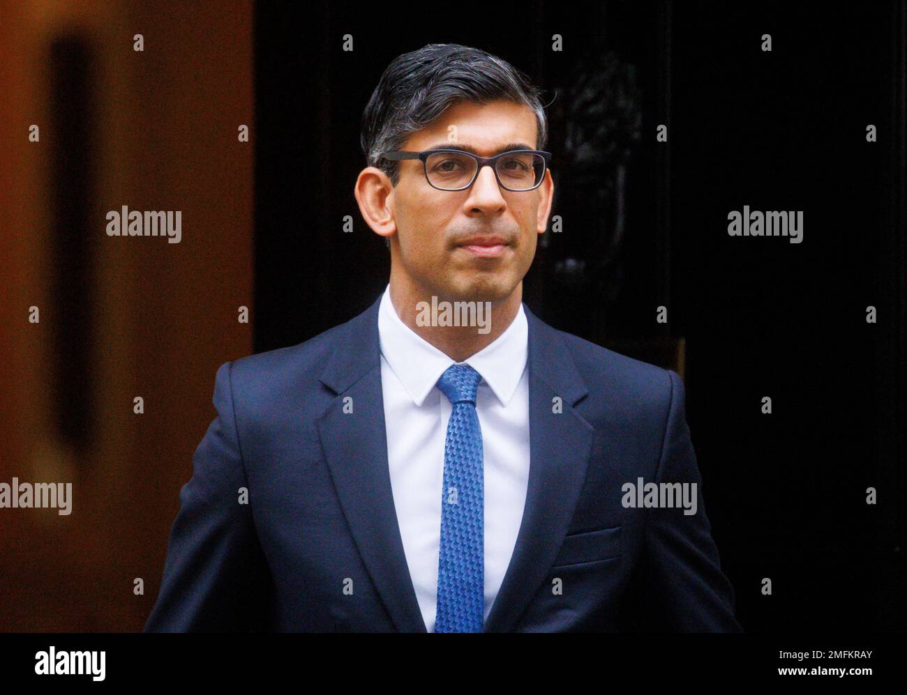 London, Großbritannien. 25. Januar 2023. Premierminister Rishi Sunak verlässt die Nummer 10, um Fragen des Premierministers an das Parlament zu richten. Er wird Sir Keir Starmer über den Versandkarton stellen und sich Fragen zu den Steuerangelegenheiten des Vorsitzenden der Konservativen Partei, Nadhim Zahawi, stellen. Kredit: Mark Thomas/Alamy Live News Stockfoto