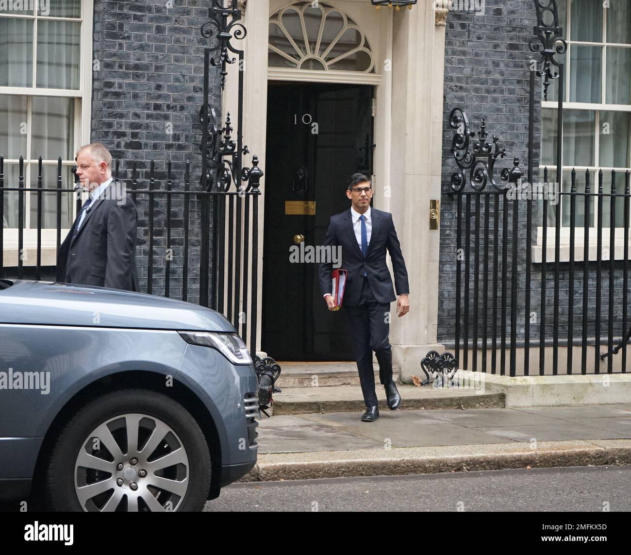 London, Großbritannien. Januar 2023. Premierminister Rishi Sunak verlässt Nummer 10, um Fragen des Premierministers zu beantworten. Stockfoto London, Großbritannien. Januar 2023. Premierminister Rishi Sunak verlässt Nummer 10, um Fragen des Premierministers zu beantworten. Stockfoto