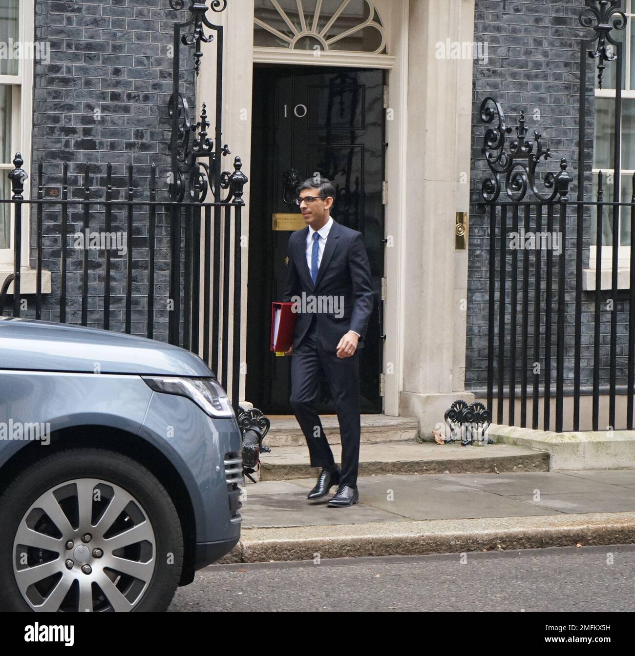 London, Großbritannien. 25. Januar 2023. Ministerpräsident Rishi Sunak verlässt Nummer 10, um Fragen des Premierministers an das Parlament zu richten. Kredit: WFPA/Alamy Live News Stockfoto