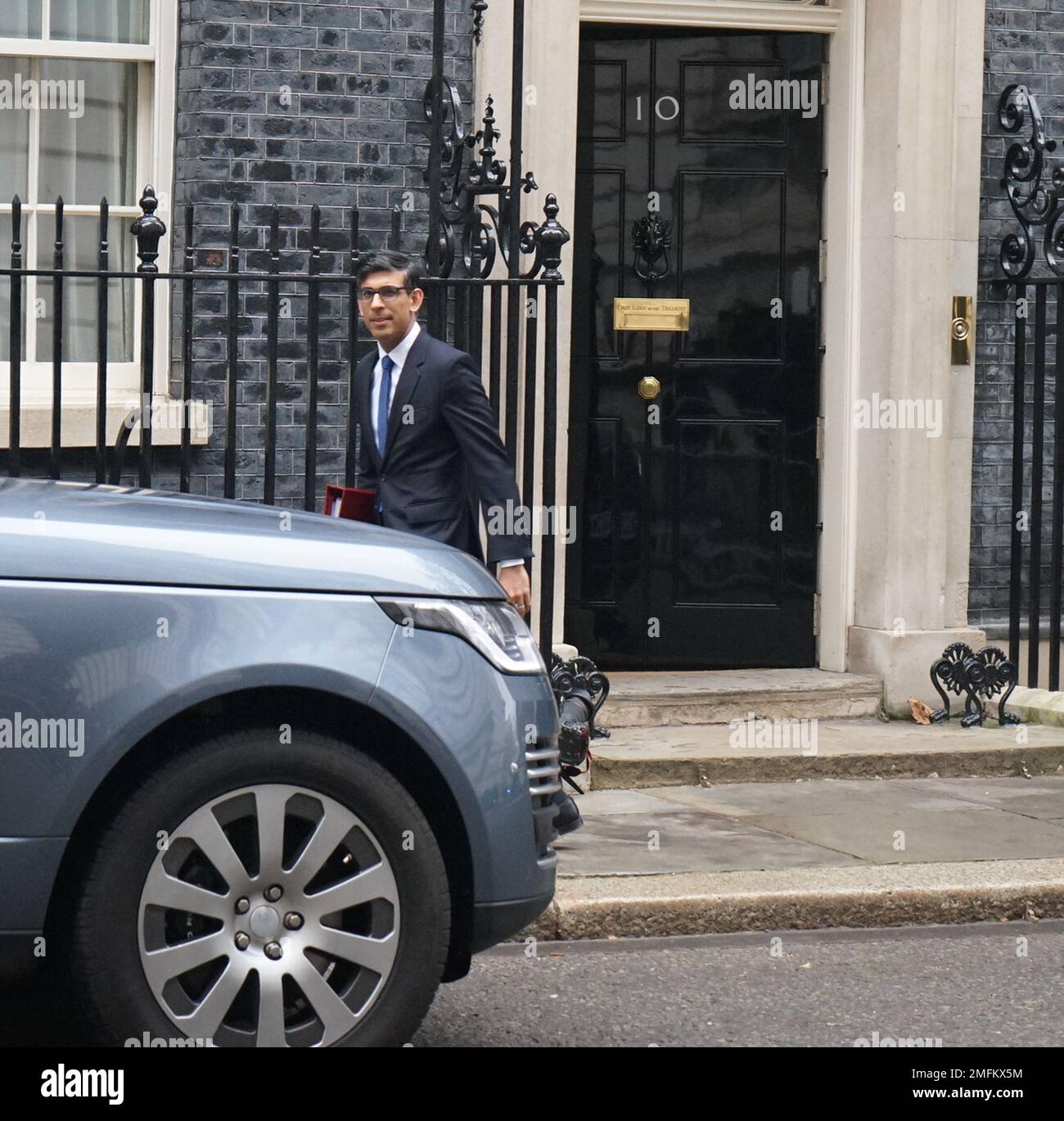 London, Großbritannien. Januar 2023. Premierminister Rishi Sunak verlässt Nummer 10, um Fragen des Premierministers zu beantworten. Stockfoto London, Großbritannien. Januar 2023. Premierminister Rishi Sunak verlässt Nummer 10, um Fragen des Premierministers zu beantworten. Stockfoto