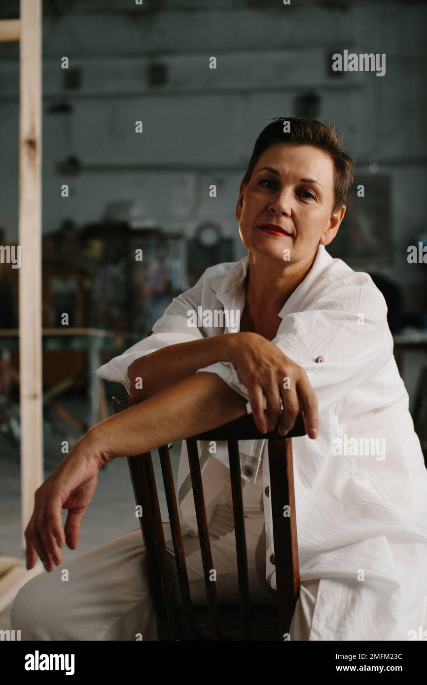 Eine reife Frau posiert in einem Filmstudio. Emotionales Porträt der Schauspielerin. Stockfoto