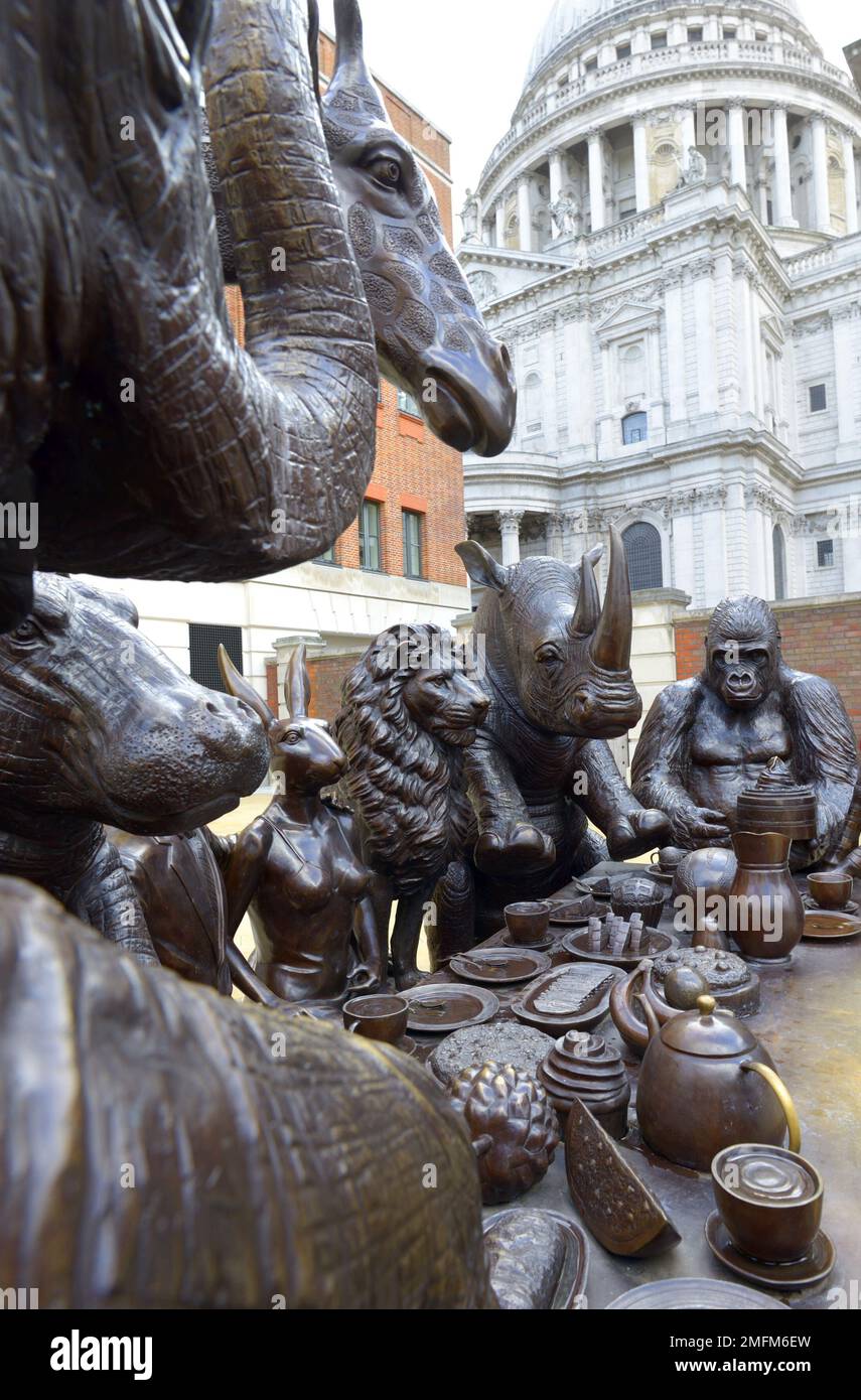 London, England, Großbritannien. „The Wild Table of Love“ (2022: Gillie und Marc) auf dem Paternoster Square. Teil des öffentlichen Kunstprojekts „Love the LST“, um AW zu heben Stockfoto