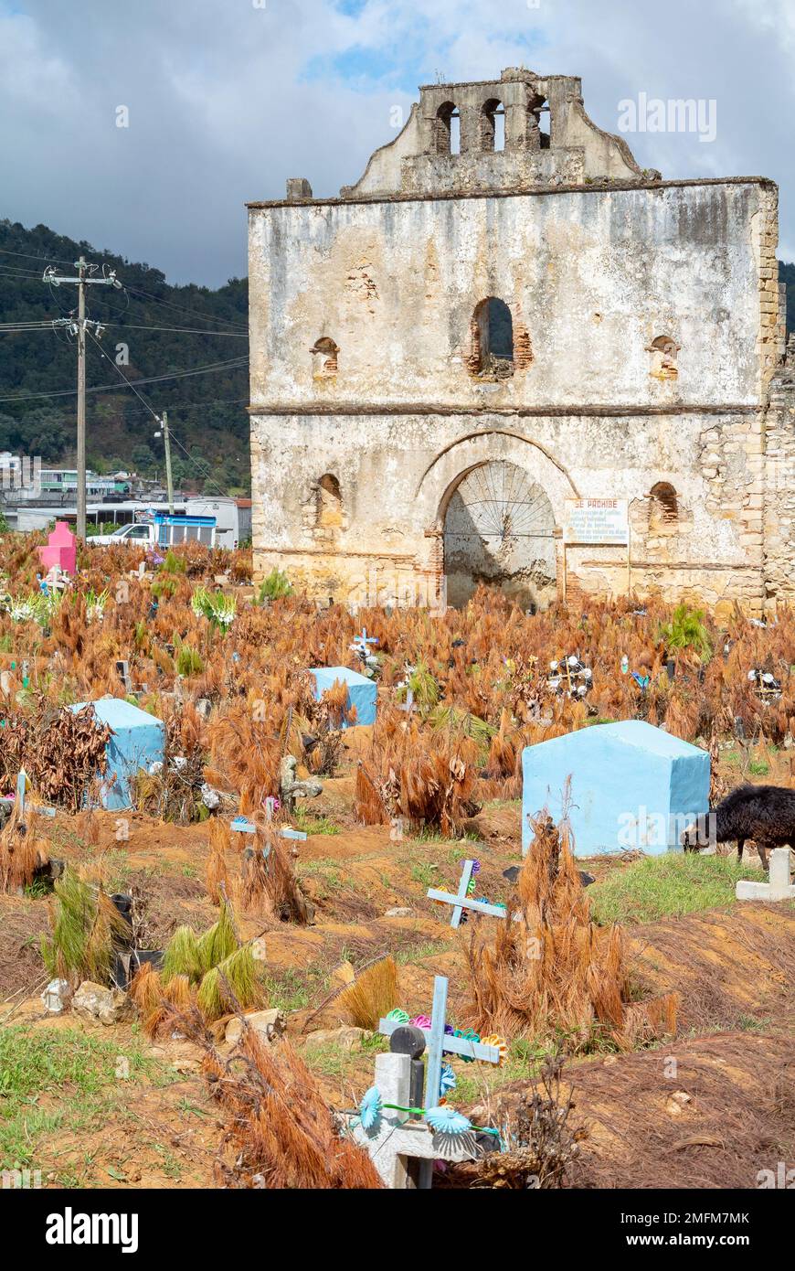San Juan Chamula, Chiapas, Mexiko, die zerstörte Kirche San Sebastian und der Friedhof des Dorfes Tzotzil Stockfoto