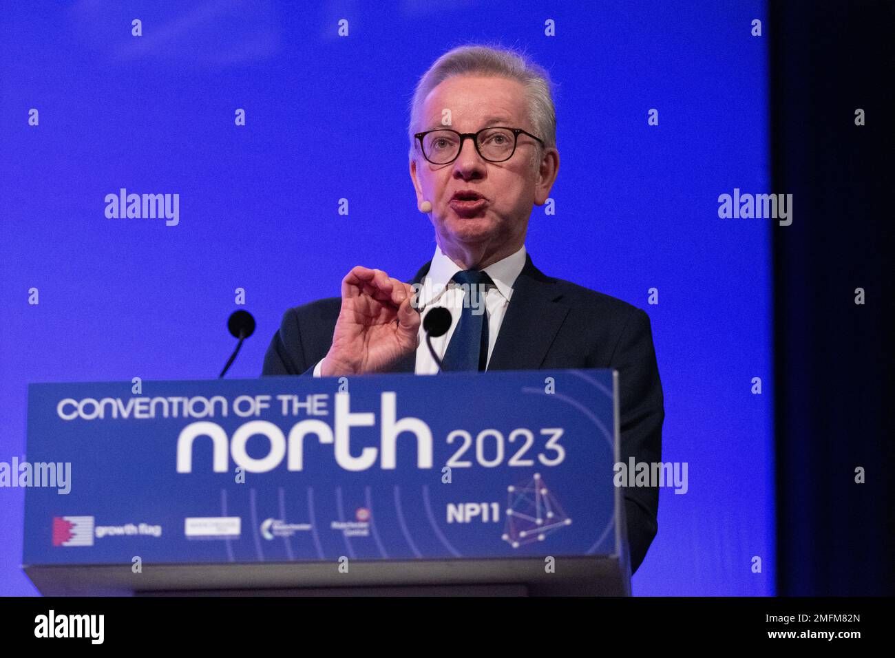 Manchester, Großbritannien. 25. Januar 2023. Aufstockung des Sekretärs Michael Gove, Abgeordneter bei der Nordkonvention 2023. Am 25. Januar 2023 sprachen Michael Gove und Lisa Nandy heute in Manchester auf der Jahrestagung des Nordens in Manchester an. die staats- und Regierungschefs und die Unternehmensführung haben die Regierung und die Opposition aufgefordert, sich zu einer „festen Verdrahtung“ zu verpflichten, die sich in britisches Recht einfügt. Kredit: GaryRobertsphotography/Alamy Live News Stockfoto