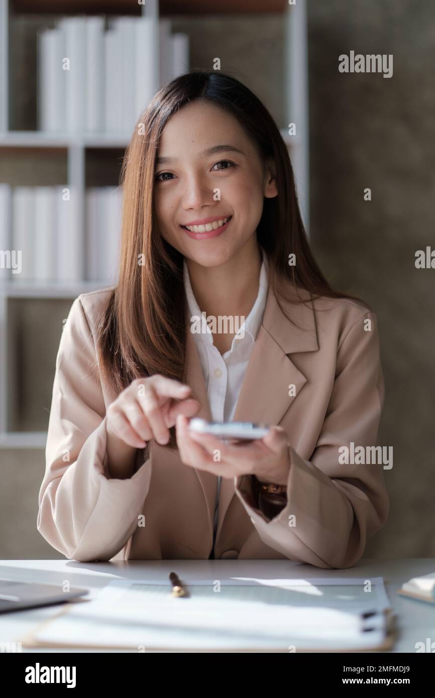 Eine Geschäftsfrau vervollständigt KYC mithilfe eines Online-Banking-Programms, um ein digitales Sparkonto zu eröffnen. Die Definition von Cyber-Sicherheit Stockfoto