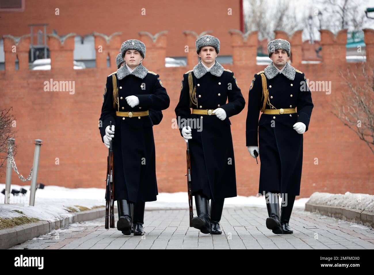 Russische Soldaten marschieren im Winter nahe der Kreml-Mauer. Ehrengarde des russischen Präsidentenregiments Stockfoto