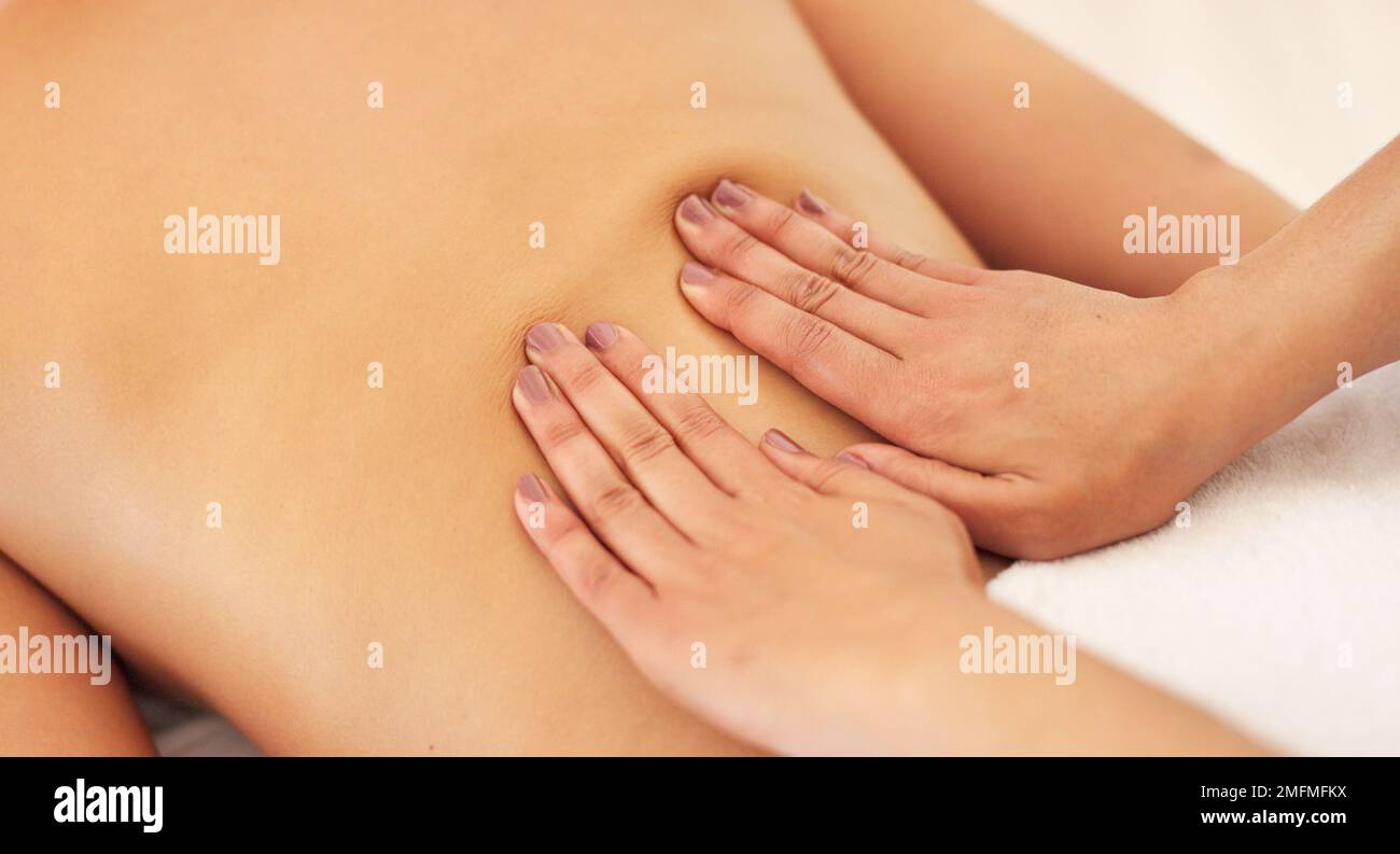 Entspannen Sie sich, Hand- und Therapeuten-Massage-Kunde im luxuriösen Gesundheits- und Wellness-Spa für Haut- und Körperbehandlungen. Frau, Physiotherapie und Handarbeit Stockfoto