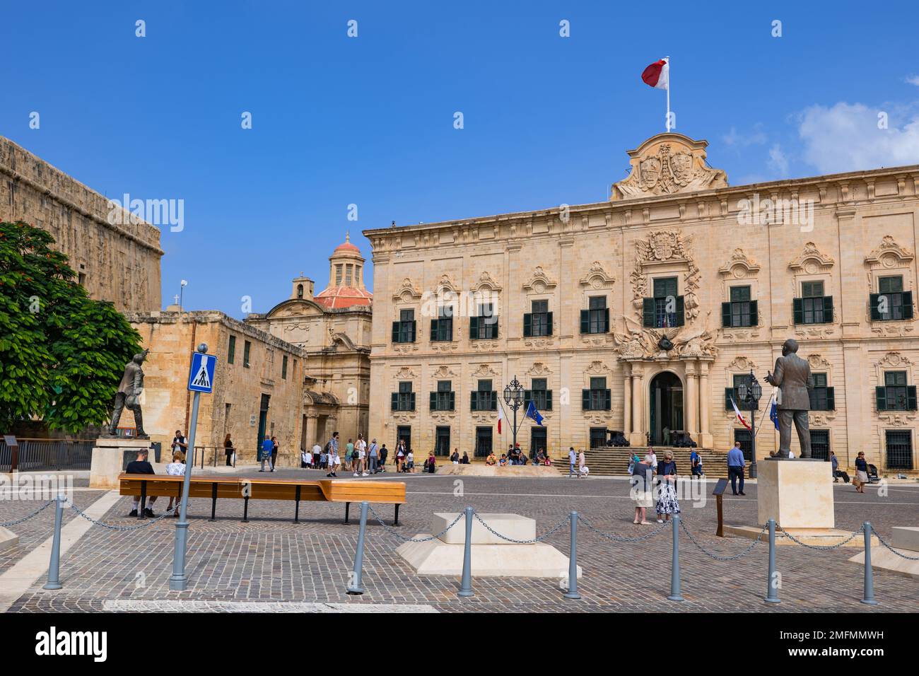 Valletta, Malta - 10. Oktober 2019 - Auberge de Castille, Wahrzeichen der Stadt aus dem 18. Jahrhundert, spanische Barockarchitektur. Stockfoto