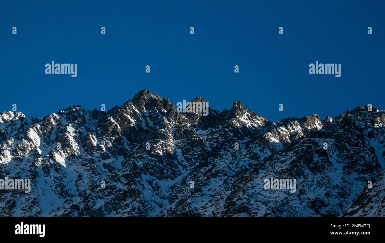 Bergkette auf blauem Hintergrund Stockfoto