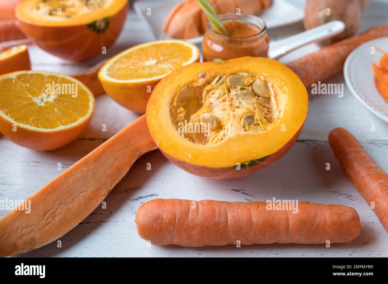 Buntes Gemüse und Früchte mit natürlichem Beta-Carotin auf einem Tisch Stockfoto