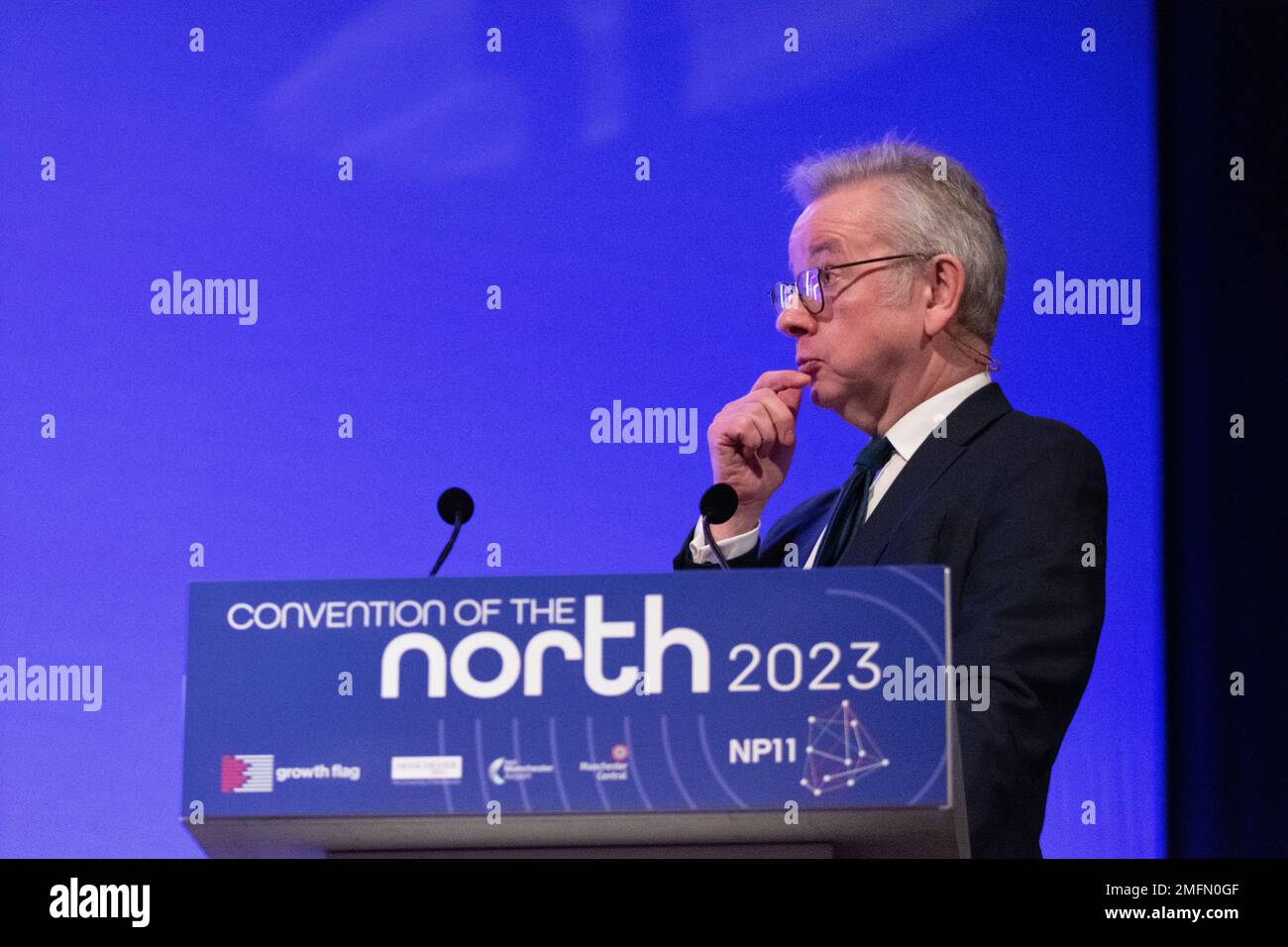 Manchester, Großbritannien. 25. Januar 2023. Minister Michael Gove, Abgeordneter beim Kongress des Nordens 2023. Am 25. Januar 2023 sprachen Michael Gove und Lisa Nandy heute in Manchester auf der Jahrestagung des Nordens in Manchester an. die staats- und Regierungschefs und die Unternehmensführung haben die Regierung und die Opposition aufgefordert, sich zu einer „festen Verdrahtung“ zu verpflichten, die sich in britisches Recht einfügt. Kredit: GaryRobertsphotography/Alamy Live News Stockfoto