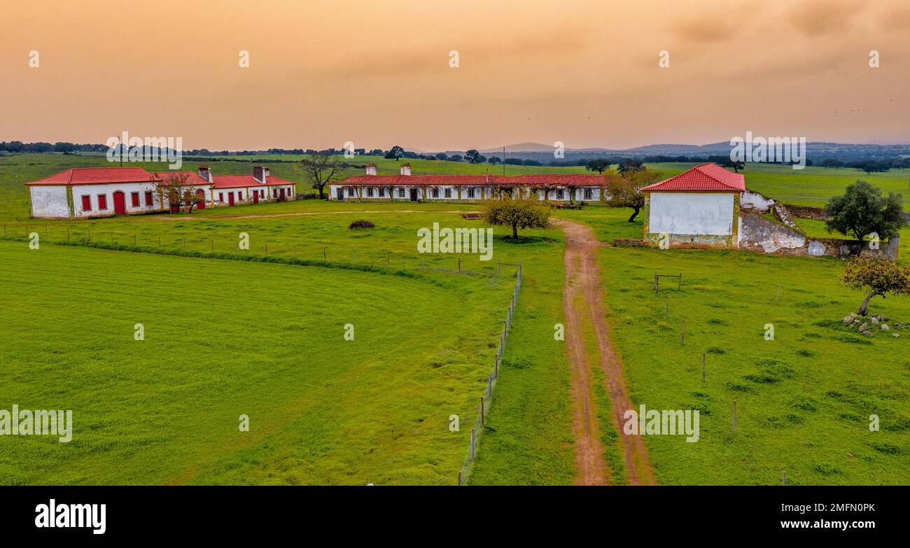Blick aus der Vogelperspektive auf ein verlassenes Haus in Alentejo Stockfoto