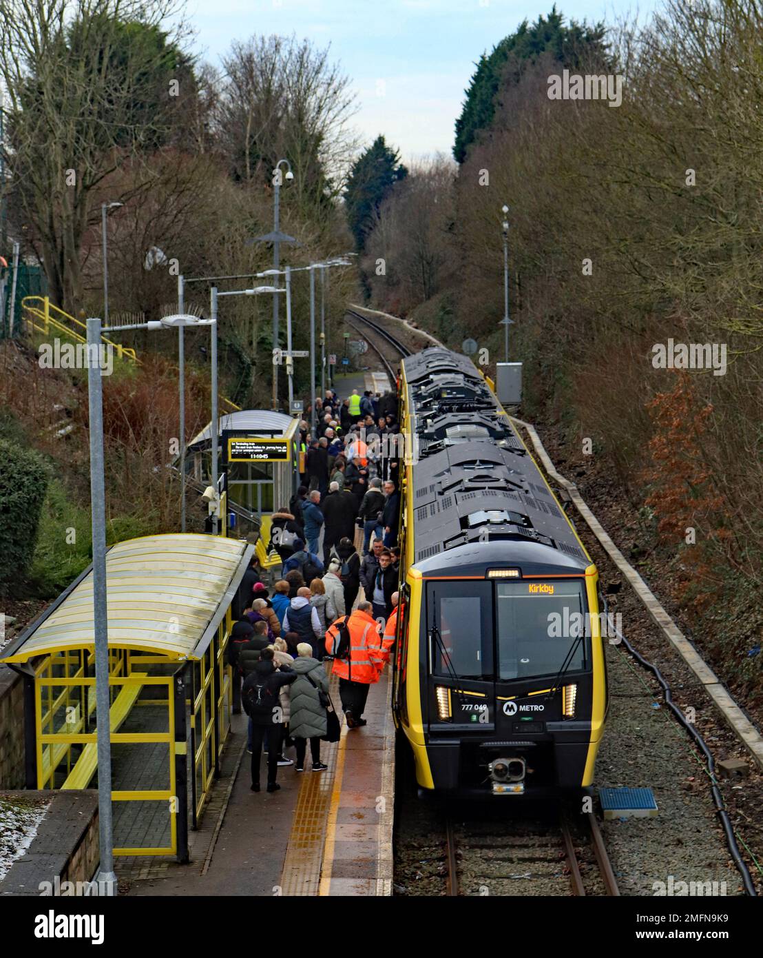 777049 ist gerade in Kirkby angekommen, wo die neuen Züge für Merseyrail am Montag, den 23. Januar 2023 zum ersten Mal im Personenverkehr eingesetzt wurden. Stockfoto