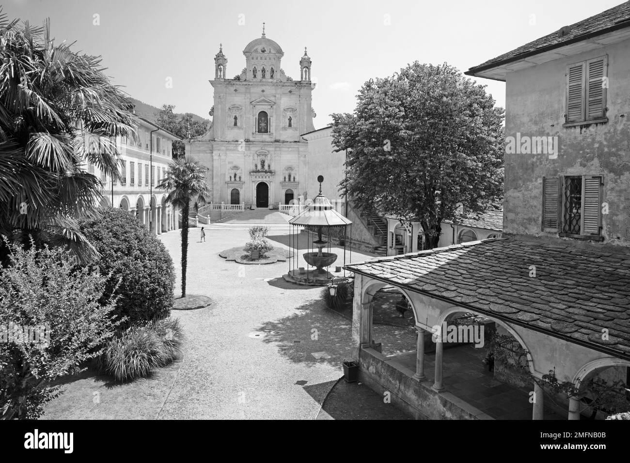 Varallo - der Komplex der Kirche Basilica del Sacro Monte mit dem Atrium. Stockfoto