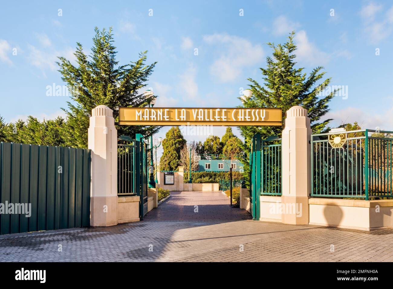 Eintritt zur U-Bahn-Station Marne La Vallée Chessy in Disneyland Paris in Frankreich. Es handelt sich um einen großen kombinierten Pendler- und Hochgeschwindigkeitsbahnhof. Stockfoto