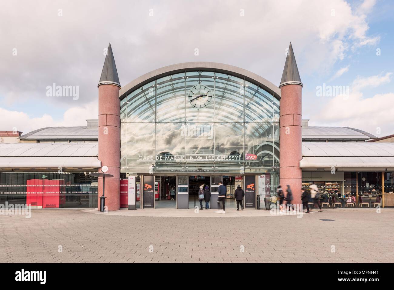 Eintritt zum Bahnhof Marne La Vallée Chessy in Disneyland Paris in Frankreich. Es handelt sich um einen großen kombinierten Pendler- und Hochgeschwindigkeitsbahnhof. Stockfoto