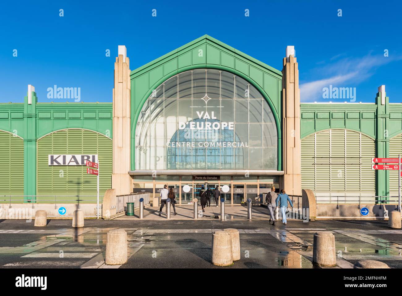 Val d'Europe ist ein großes Einkaufszentrum in der Nähe des Disneyland Paris Themenparks, das 2000 eröffnet wurde. Das Einkaufszentrum hat 190 Geschäfte und 30 Restaurants. Stockfoto