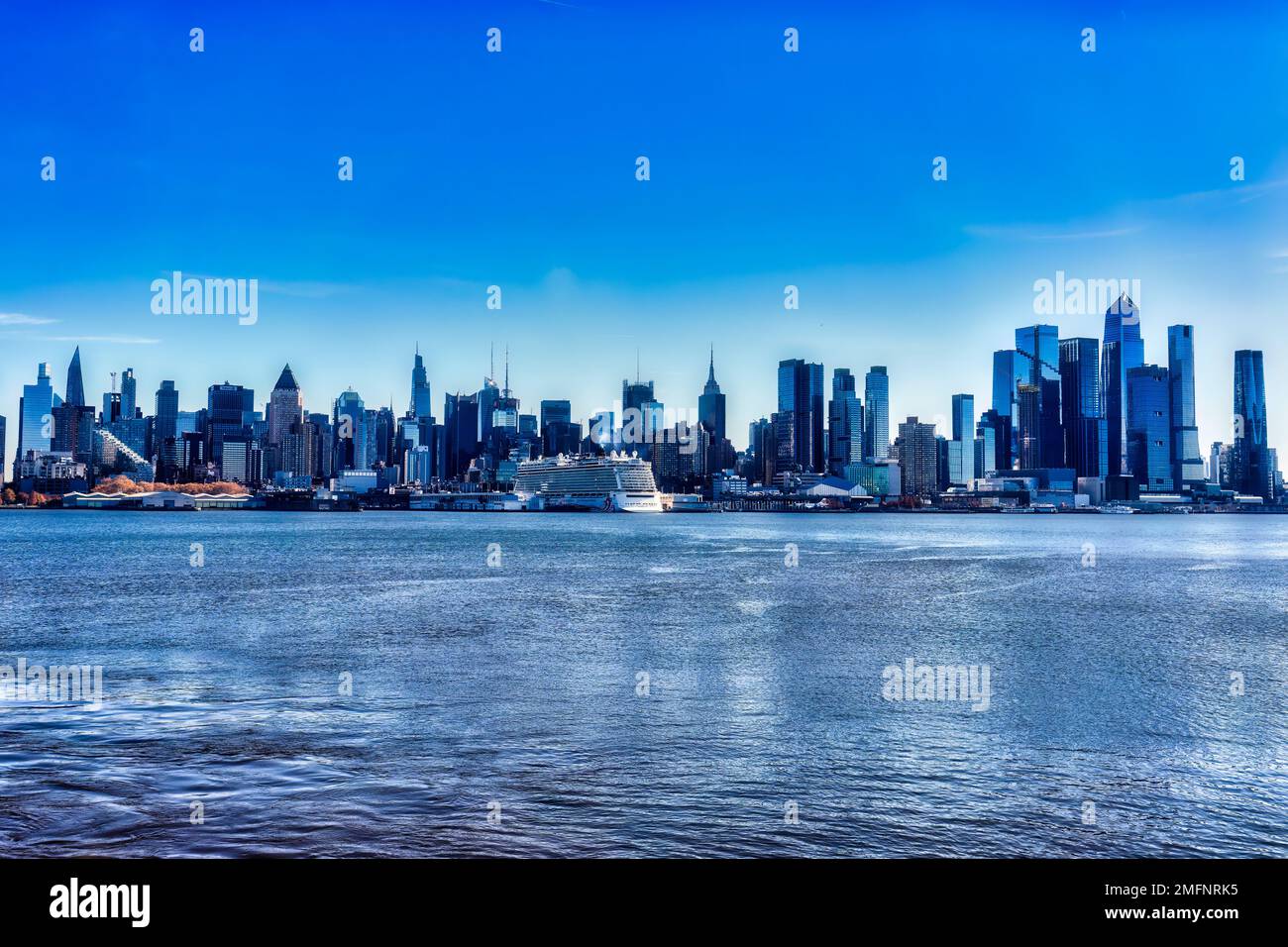 Manhattan, New York - 26 2022. November: Blick auf die Skyline von Manhattan vom Hudson River, New York. Manhattan wurde als das kulturelle, finanzielle, Stockfoto
