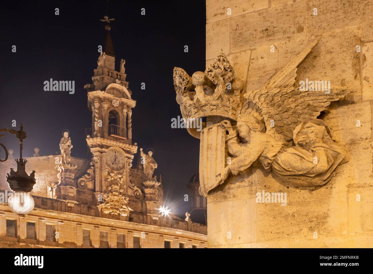 Valencia - das Relief der königlichen Waffen des Königreichs Valencia an der Fassade des Lonja de la Seda-Gebäudes. Stockfoto