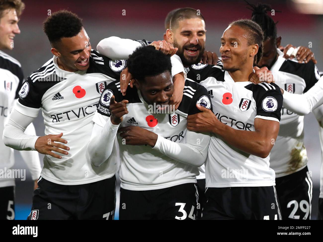 Fulham's Ola Aina, centre, celebrates after scoring his side's second goal during the English Premier League soccer match between Fulham and West Bromwich Albion at Craven Cottage in London, England, Monday, Nov. 2, 2020. (AP Photo/Frank Augstein, Pool) Stockfoto