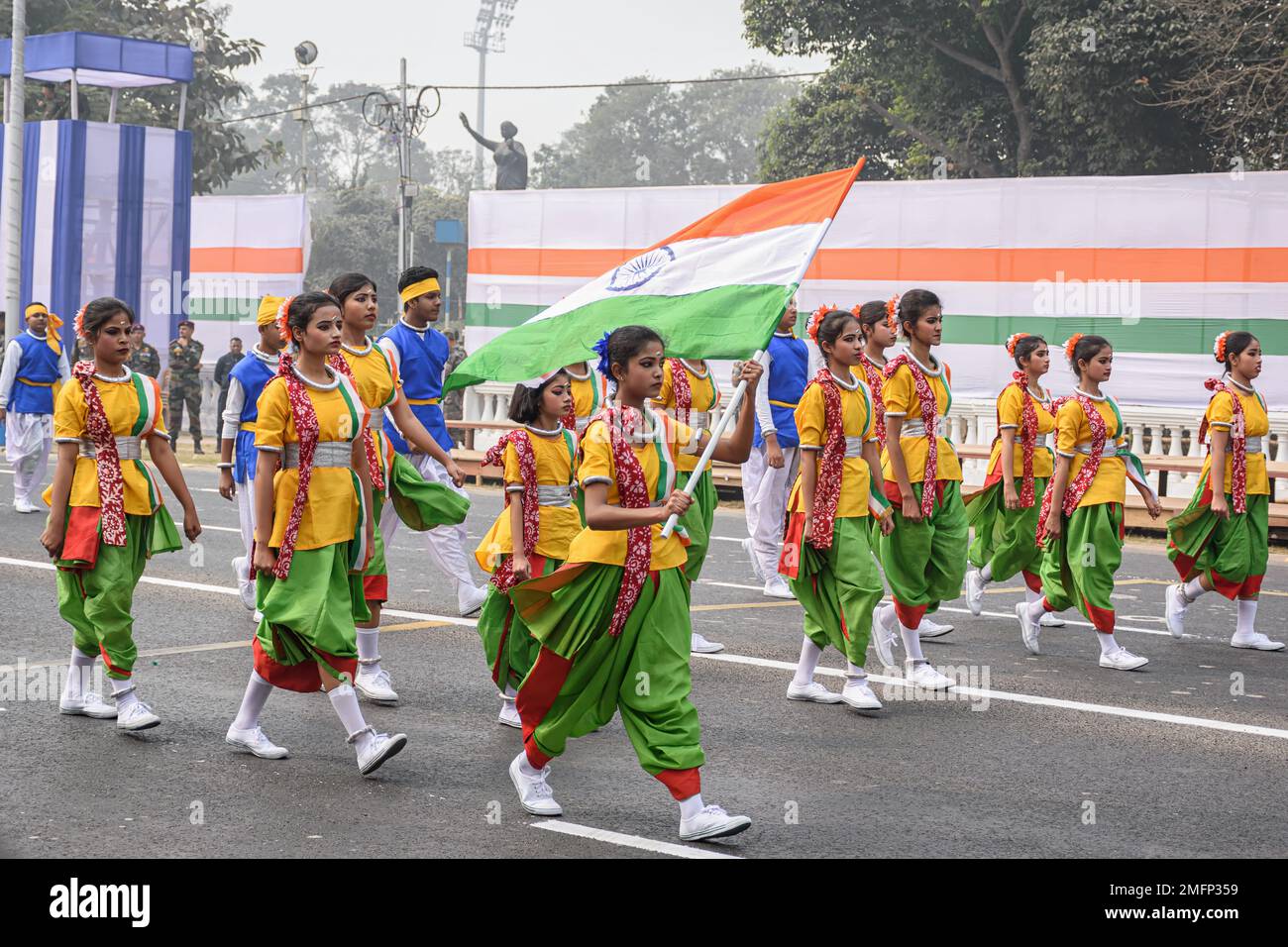 Studenten mit indischer Flagge bereiten sich auf die Teilnahme an der bevorstehenden Parade zum indischen Nationalfeiertag in Indira Gandhi Sarani, Kalkutta, Westbengalen, Indien On, vor Stockfoto