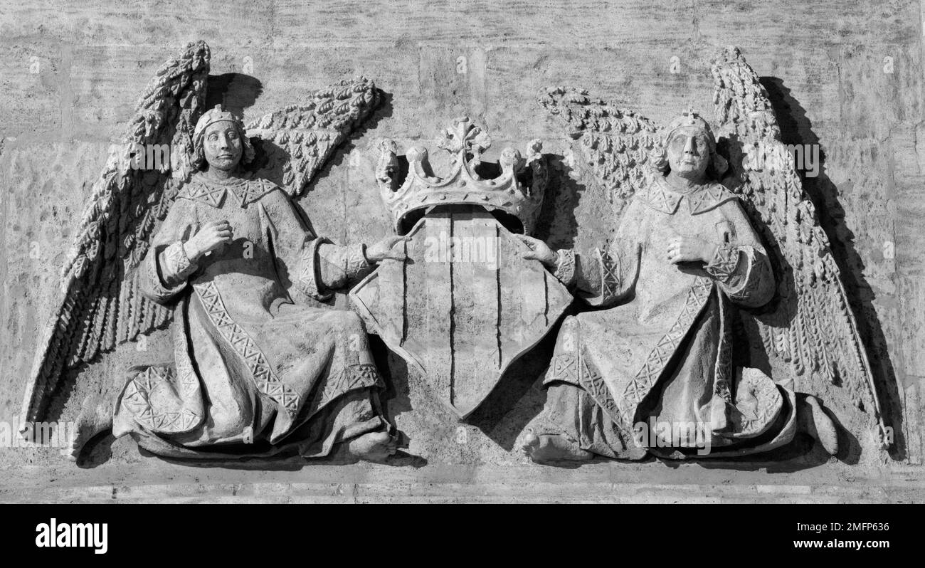 Valencia - das Relief der königlichen Waffen des Königreichs Valencia an der Fassade des Lonja de la Seda-Gebäudes. Stockfoto