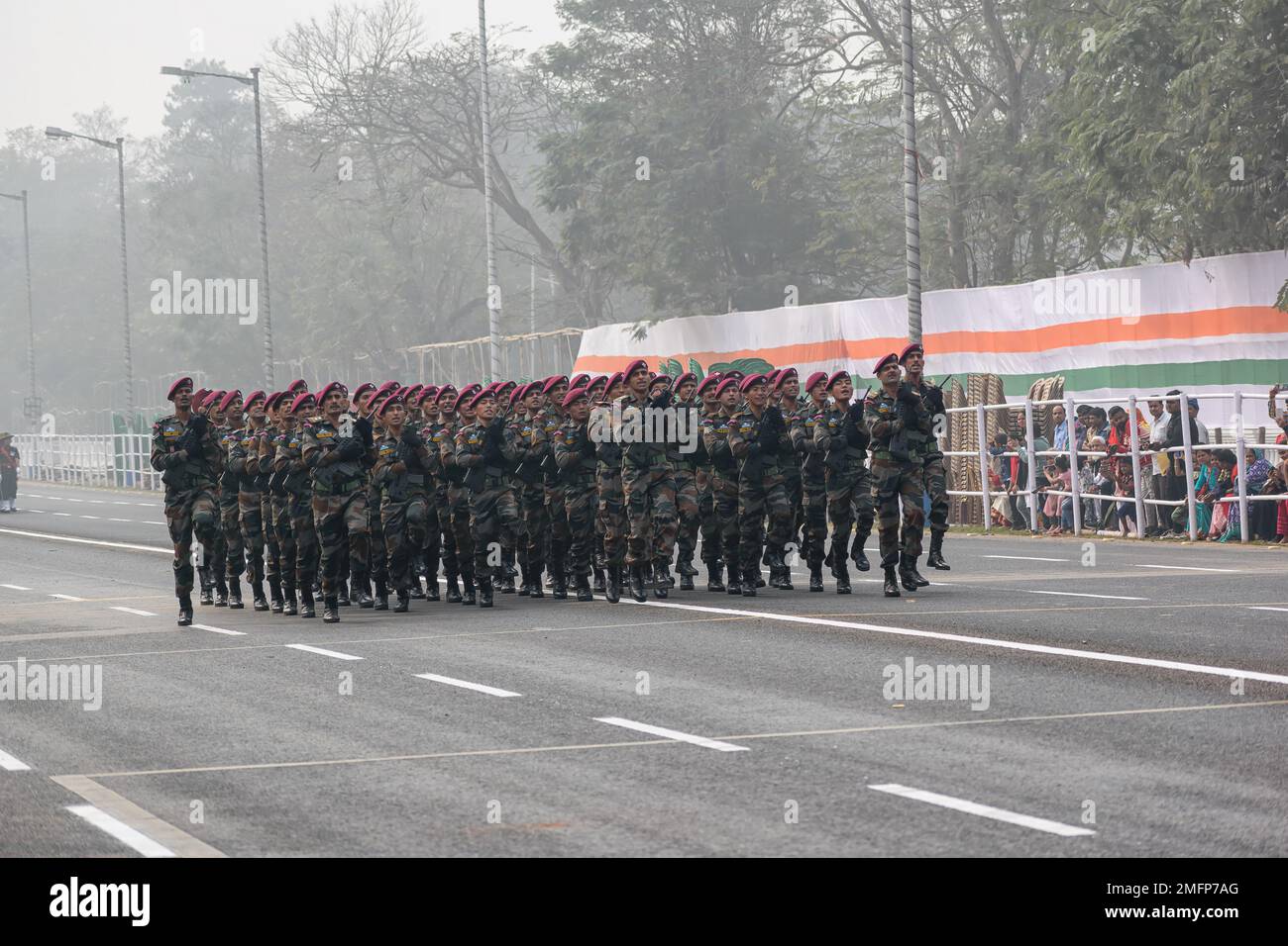 Offiziere der indischen Armee bereiten sich auf die Teilnahme an der bevorstehenden Parade zum Indian Republic Day in Indira Gandhi Sarani, Kalkutta, Westbengalen, Indien auf Janu vor Stockfoto