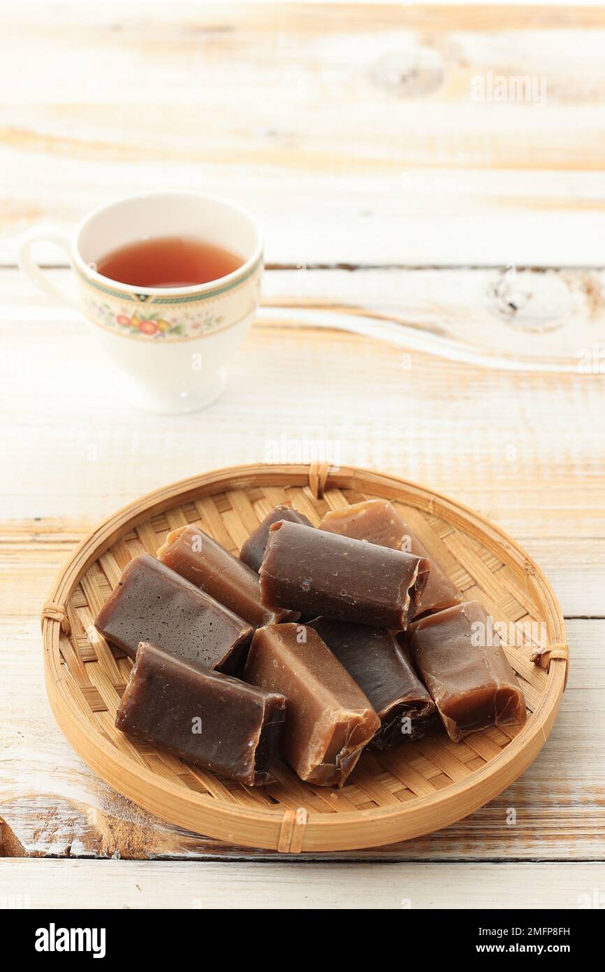 Dodol Garut Picknick, traditionell indonesischer süßer, klebriger Reiskuchen von Garut, West Java. Serviert mit Tee Stockfoto