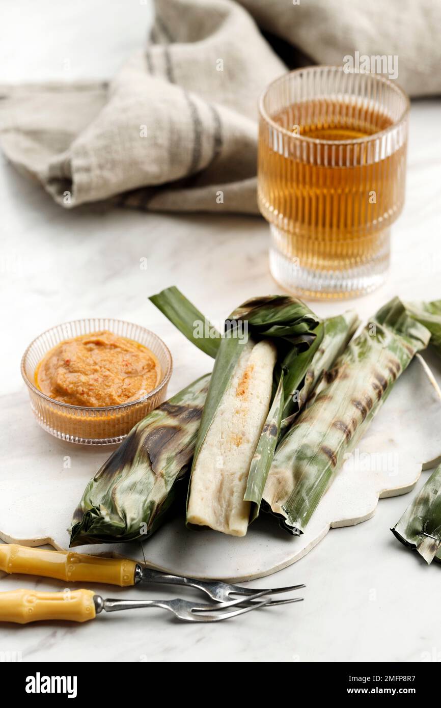 Otak-otak ist ein indonesischer Fischkuchen aus gemahlenem Fischfleisch gemischt mit Gewürzen und mit Bananenblatt verpackt Stockfoto