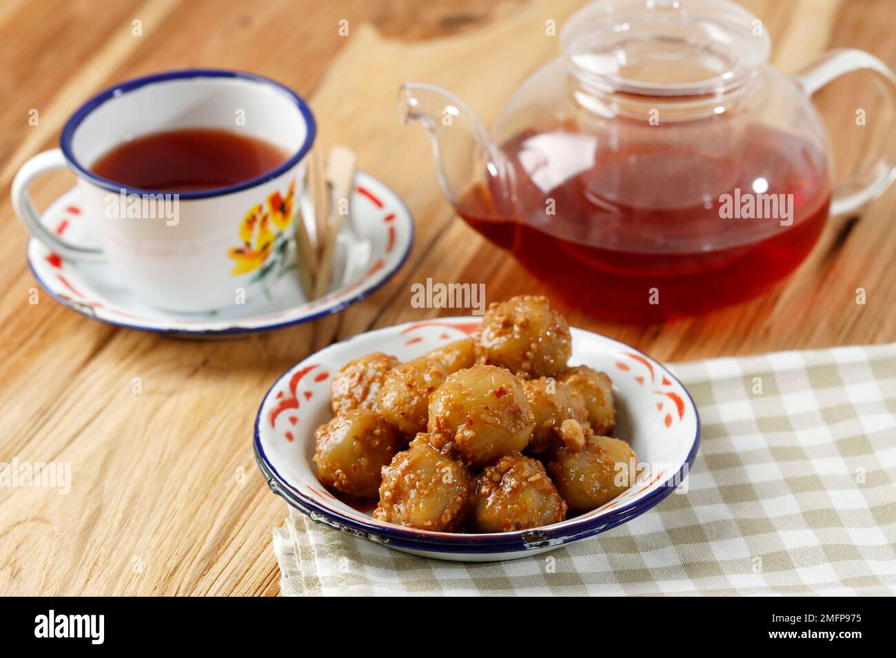 Cilok Bumbu Kacang oder Cilok mit würziger Erdnusssoße, traditionelles indonesisches Street Food aus Bandung, West Java Stockfoto