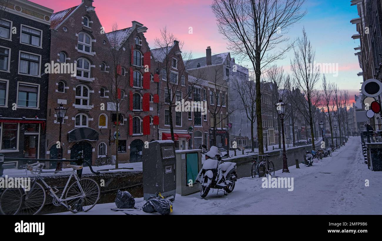 Verschneites Amsterdam im Rotlichtviertel im Winter in den Niederlanden Stockfoto