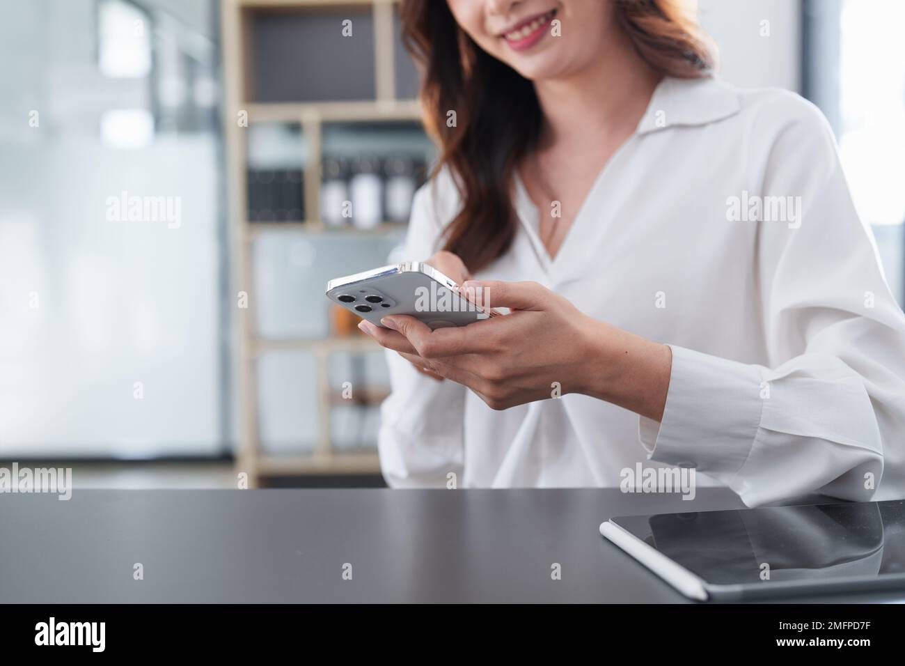 Eine Geschäftsfrau vervollständigt KYC mithilfe eines Online-Banking-Programms, um ein digitales Sparkonto zu eröffnen. Die Definition von Cyber-Sicherheit Stockfoto