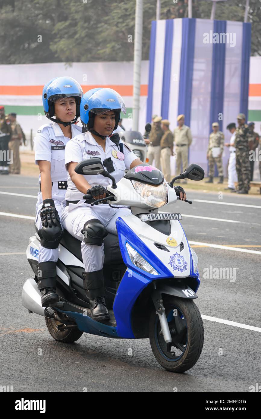 Polizeibeamte von Kalkutta mit Ruß bereiten sich auf die Teilnahme an der bevorstehenden Parade zum Indischen Nationalfeiertag in Indira Gandhi Sarani, Kalkutta, West BE vor Stockfoto