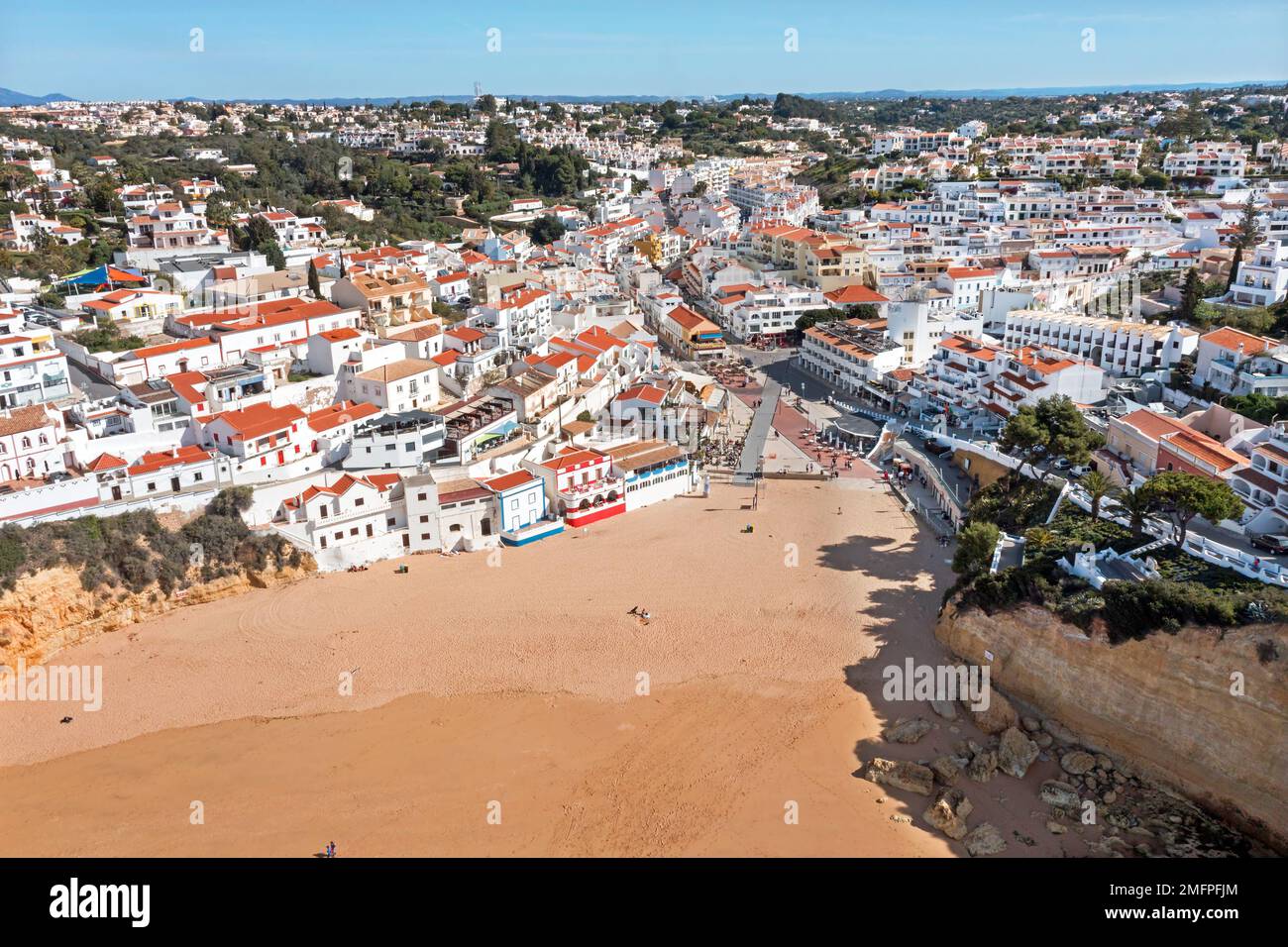 Aus der Luft aus dem historischen Dorf Carvoeiro an der Algarve Portugal Stockfoto