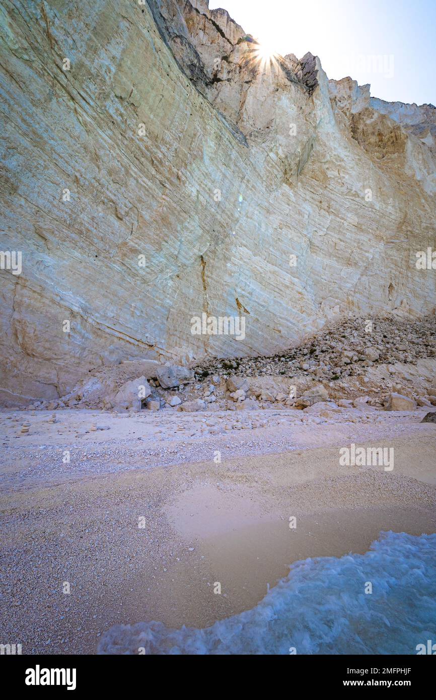 Blick auf Schichten (Felsschichten) auf einer hohen Klippe am White Beach in Zante, Zakynthos, Griechenland Stockfoto