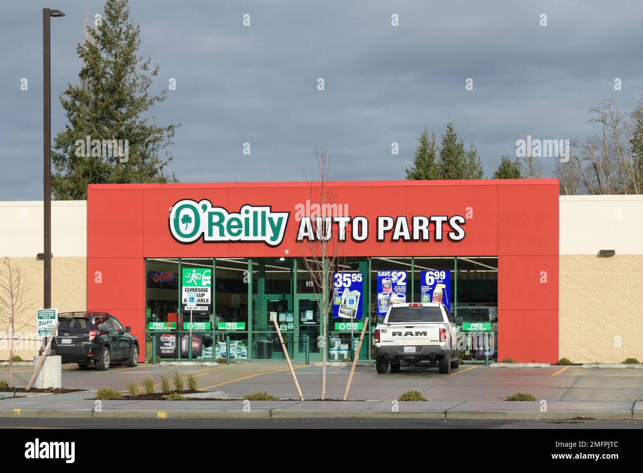 Sultan, WA, USA - 16. Januar 2023; Fassade und Schild des O'Reilly Autoteile-Ladens Stockfoto