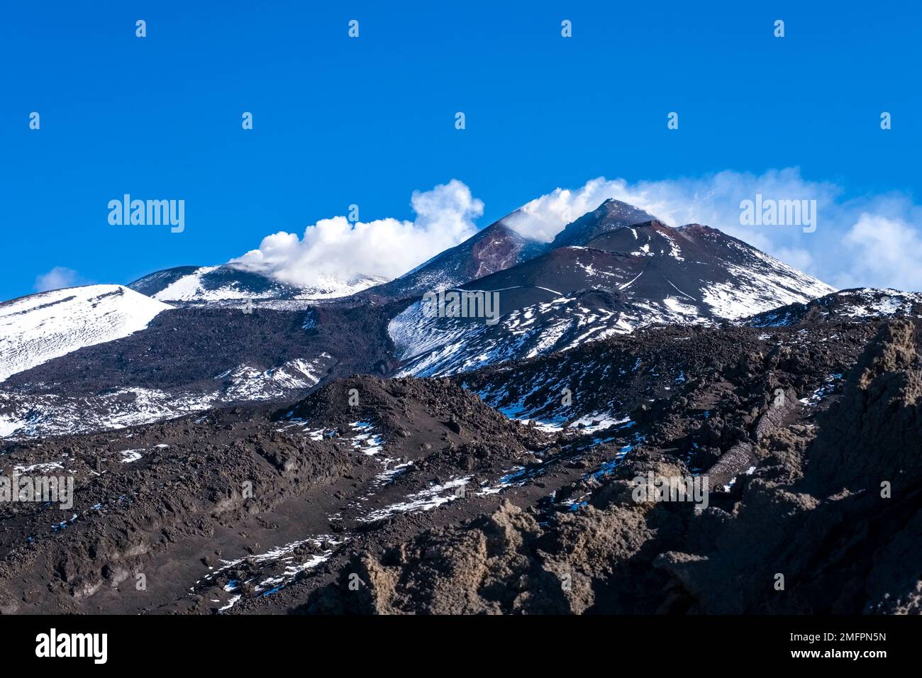 Der Rauch erhebt sich aus den Kratern des Ätna, Mongibello, auf mehr als 3350 m dem höchsten Vulkan in Europa. Stockfoto