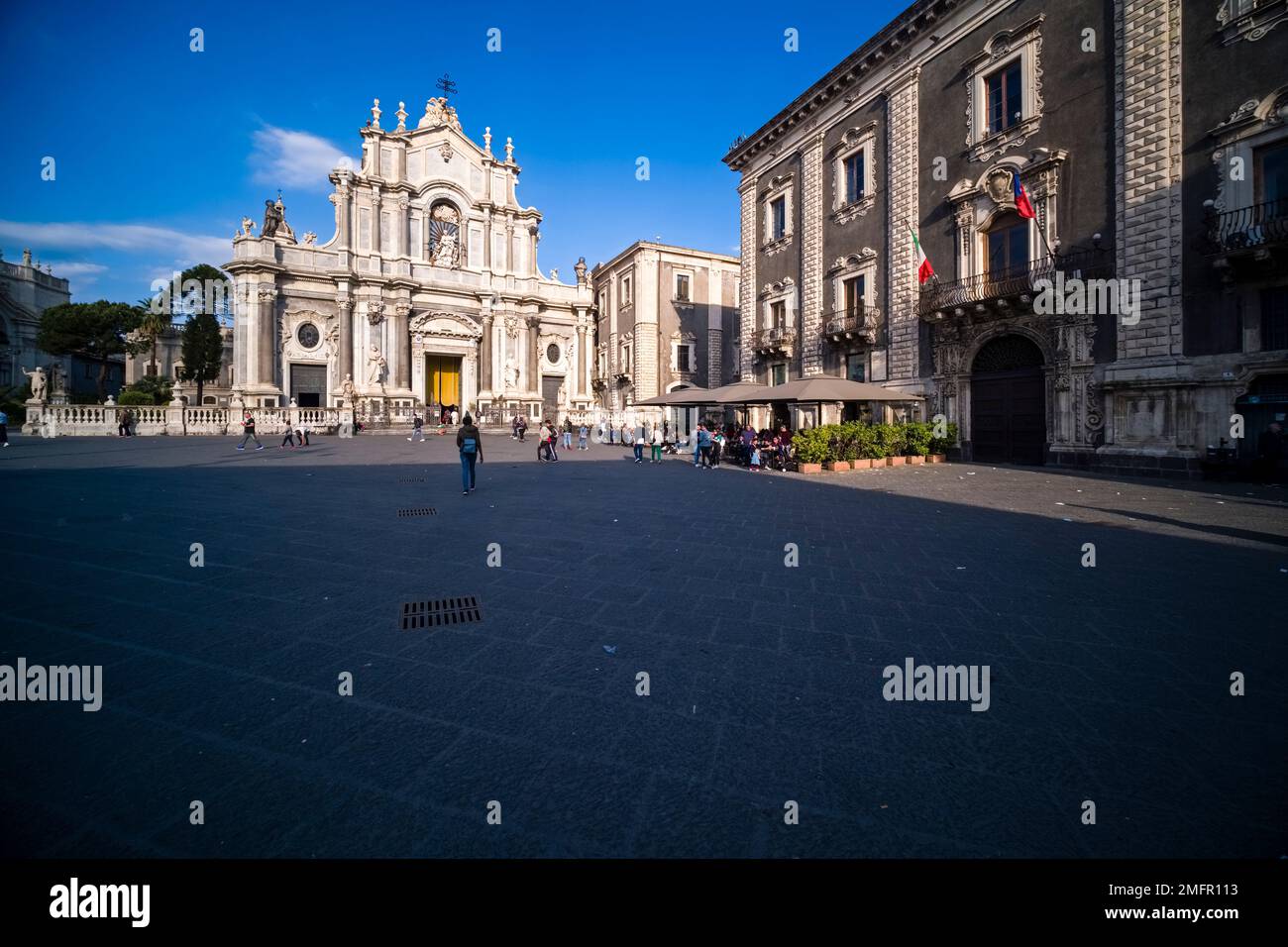 Fassade der Kathedrale von Catania, Duomo di Catania, Cattedrale di Sant'Agata, vom Platz Piazza Duomo aus gesehen. Stockfoto