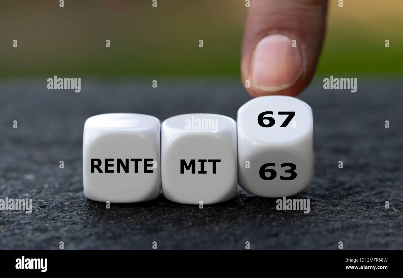 Symbol für das Rentenalter von 67 Jahren in Deutschland. Die Hand würfelt und ändert den Ausdruck „Rente mit 63“ in „Rente mit 67“ (Pensionierung mit 67) Stockfoto
